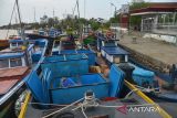 Nelayan membawa jeriken antre untuk mendapatkan solar subsidi di Stasiun Pengisian Bahan Bakar Nelayan (SPBN) Pelabuhan Lampulo, Banda Aceh, Aceh, Senin (21/3/2022). Nelayan menyatakan puluhan kapal ikan dengan bobot kurang 30 GT terpaksa antre mendapatkan solar subsidi, karena pasokan solar di SPBN tersebut terbatas hanya delapan ton per hari, sementara kebutuhan solar kapal nelayan sekitar 25 ton per hari. ANTARA FOTO/Ampelsa