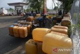 Nelayan membawa jeriken antre untuk mendapatkan solar subsidi di Stasiun Pengisian Bahan Bakar Nelayan (SPBN) Pelabuhan Lampulo, Banda Aceh, Aceh, Senin (21/3/2022). Nelayan menyatakan puluhan kapal ikan dengan bobot kurang 30 GT terpaksa antre mendapatkan solar subsidi, karena pasokan solar di SPBN tersebut terbatas hanya delapan ton per hari, sementara kebutuhan solar kapal nelayan sekitar 25 ton per hari. ANTARA FOTO/Ampelsa