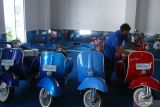Penjaga museum menata koleksi motor jenis Vespa yang dipajang di Museum Motor Klasik SMK Nasional Media Center (NMC) Malang, Jawa Timur, Senin (21/3/2022). Sedikitnya 400 koleksi motor yang diproduksi tahun 1930 hingga 1990 dipamerkan pada museum itu. Antara Jatim/Ari Bowo Sucipto/zk