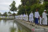 Sejumlah tokoh adat dan masyarakat berjalan menuju makam KH Eyang Penghulu Gusti pada tradisi adat Nyepuh, Desa Ciomas, Kecamatan Panjalu, Kabupate Ciamis, Jawa Barat, Senin (21/3/2022). Tradisi Nyepuh yang sudah berlangsung secara turun temurun tersebut merupakan upacara adat warga Desa Ciomas untuk mensucikan diri lahir dan batin sebelum melaksanakan ibadah puasa di bulan suci Ramadhan. ANTARA FOTO/Adeng Bustomi/agr