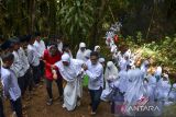 Sejumlah tokoh adat dan masyarakat berjalan menuju makam KH Eyang Penghulu Gusti pada tradisi adat Nyepuh, Desa Ciomas, Kecamatan Panjalu, Kabupate Ciamis, Jawa Barat, Senin (21/3/2022). Tradisi Nyepuh yang sudah berlangsung secara turun temurun tersebut merupakan upacara adat warga Desa Ciomas untuk mensucikan diri lahir dan batin sebelum melaksanakan ibadah puasa di bulan suci Ramadhan. ANTARA FOTO/Adeng Bustomi/agr