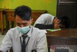 Siswa disabilitas menjalani ujian sekolah di SLBN A Pajajaran, Bandung, Jawa Barat, Senin (21/3/2022). SLBN A Kota Bandung menggelar ujian sekolah secara tatap muka kepada siswa yang mendapatkan ijin dari orang tuannya dengan menerapkan protokol kesehatan yang ketat sebagai salah satu langkah pemenuhan hak dalam pendidikan. ANTARA FOTO/Raisan Al Farisi/agr