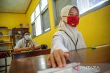 Siswa disabilitas mengikuti ujian sekolah di SLBN A Pajajaran, Bandung, Jawa Barat, Senin (21/3/2022). SLBN A Kota Bandung menggelar ujian sekolah secara tatap muka kepada siswa yang mendapatkan ijin dari orang tuannya dengan menerapkan protokol kesehatan yang ketat sebagai salah satu langkah pemenuhan hak dalam pendidikan. ANTARA FOTO/Raisan Al Farisi/agr