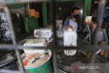 Pembeli memeriksa drum minyak goreng yang kosong di Pasar Indramayu, Jawa Barat, Selasa (22/3/2022). Menurut sejumlah pedagang stok minyak goreng curah di pasar itu kosong sejak beberapa hari lalu karena tidak adanya pasokan. ANTARA FOTO/Dedhez Anggara/agr