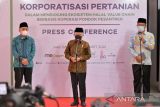 Wakil Presiden Indonesia Maruf Amin (tengah) bersama Menteri Koperasi dan UMKM Teten Masduki (kiri) dan Gubernur Jawa Barat Ridwan Kamil (kanan) memberikan keterangan kepada media usai meresmikan digitalisasi pertanian dan green house bersama di Pondok Pesantren Al Ittifaq, Ciburial, Kabupaten Bandung, Jawa Barat, Selasa (22/3/2022). ANTARA FOTO/Rainier Suraiya/agr
