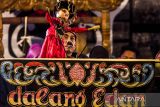 Seniman Dalang Edan yang tergabung dalam group Topeng Banjet Dewi Asmara memainkan wayang saat mementaskan lawakan Sunda dengan lakon 