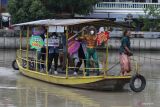 Sejumlah mahasiswa Universitas Surabaya melakukan aksi di atas perahu di  Sungai Surabaya, Jawa Timur, Senin (21/3/2022). Aksi  yang bertujuan untuk meningkatkan kesadaran masyarakat untuk menyelamatkan sungai dari pencemaran tersebut dalam rangka memperingati Hari Air Sedunia. Antara Jatim/Didik Suhartono/zk