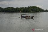 Pengunjung menggunakan perahu saat berwisata di Situ Gede, Kota Tasikmalaya, Jawa Barat, Selasa (22/3/2022). Pemerintah Provinsi Jawa Barat merevitalisasi kawasan wisata Situ Gede seluas 47 hektare dengan anggaran Rp8 miliar untuk meningkatkan perekonomian warga Kota Tasikmalaya. ANTARA FOTO/Adeng Bustomi/agr