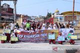 Murid SD bersama para guru di Kota Subulussalam, Aceh, membagikan bunga dan stiker kepada pelintas dalam kampanye stop kekerasan terhadap anak di depan lapangan Beringin, Kota Subulussalam, Selasa (22/3/2022). ANTARA/Fakhrul Razi Anwir