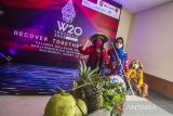 Chair Women20 Indonesia Hadriani Uli Silalahi (kiri) bersama Co-Chair Women20 Presiden Direktur dan CEO PT Xl Axiata Tbk Dian Siswarini (kanan) berfoto di atas perahu wisata pasar terapung saat acara Pleno ke-3 W20 di Banjarmasin, Kalimantan Selatan, Rabu (23/3/2022). Kalimantan Selatan terpilih menjadi tuan rumah pelaksanaan kegiatan Woman20 (W20) yang ke-3 tahun 2022 dengan tujuan untuk mempromosikan pemberdayaan ekonomi perempuan sebagai bagian integral dari proses G20 yang berlangsung dari 23-25 Maret 2022 dengan tema Promoting Health Response to Recover Together Equally dan dihadiri sebanyak 100 orang delegasi luar dari beberapa Negara dan daerah di Indonesia serta di dukung oleh PT. XL Axiata. Tbk. Foto Antaranews Kalsel/Bayu Pratama S.
