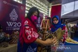 Chair Women20 Indonesia Hadriani Uli Silalahi (kiri) bersama Co-Chair Women20 Presiden Direktur dan CEO PT Xl Axiata Tbk Dian Siswarini (kanan) melihat produk lokal yang dipamerkan saat acara Pleno ke-3 W20 di Banjarmasin, Kalimantan Selatan, Rabu (23/3/2022). Kalimantan Selatan terpilih menjadi tuan rumah pelaksanaan kegiatan Woman20 (W20) yang ke-3 tahun 2022 dengan tujuan untuk mempromosikan pemberdayaan ekonomi perempuan sebagai bagian integral dari proses G20 yang berlangsung dari 23-25 Maret 2022 dengan tema Promoting Health Response to Recover Together Equally dan dihadiri sebanyak 100 orang delegasi luar dari beberapa Negara dan daerah di Indonesia serta di dukung oleh PT. XL Axiata. Tbk. Foto Antaranews Kalsel/Bayu Pratama S.