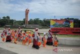 Sejumlah siswa TK mengunjungi Monumen Bandung Lautan Api di Tegallega, Bandung, Jawa Barat, Rabu (23/3/2022). Setiap tanggal 23 Maret warga Kota Bandung memperingati peristiwa Bandung Lautan Api yang terjadi pada tahun 1946 sebagai peristiwa yang bersejarah. ANTARA FOTO/Raisan Al Farisi/agr