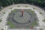 Foto udara Monumen Bandung Lautan Api di Tegallega, Bandung, Jawa Barat, Rabu (23/3/2022). Setiap tanggal 23 Maret warga Kota Bandung memperingati peristiwa Bandung Lautan Api yang terjadi pada tahun 1946 sebagai peristiwa yang bersejarah. ANTARA FOTO/Raisan Al Farisi/agr