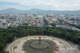 Foto udara Monumen Bandung Lautan Api di Tegallega, Bandung, Jawa Barat, Rabu (23/3/2022). Setiap tanggal 23 Maret warga Kota Bandung memperingati peristiwa Bandung Lautan Api yang terjadi pada tahun 1946 sebagai peristiwa yang bersejarah. ANTARA FOTO/Raisan Al Farisi/agr