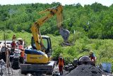 Pekerja melakukan aktivitas pengerjaan proyek penataan kawasan bakau Taman Hutan Raya (Tahura) Ngurah Rai, Denpasar, Bali, Rabu (23/3/2022). Hutan bakau Tahura Ngurah Rai rencananya akan dikunjungi para kepala negara G20 di sela penyelenggaraan Konferensi Tingkat Tinggi (KTT) G20 di Bali. ANTARA FOTO/Fikri Yusuf/nym.