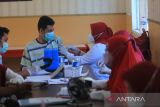 Petugas kesehatan menyuntikkan vaksin COVID-19 kepada Warga Binaan Pemasyarakatan (WBP) di Lapas Kelas IIB Indramayu, Jawa Barat, Rabu (23/3/2022). Lapas Kelas IIB Indramayu menargetkan 500 peserta vaksinasi dosis pertama, kedua, dan booster sebagai upaya pencegahan dan peningkatan daya tahan WBP dari COVID-19. ANTARA FOTO/ANTARA FOTO/Dedhez Anggara/agr
