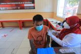 Petugas kesehatan menyuntikkan vaksin COVID-19 kepada Warga Binaan Pemasyarakatan (WBP) di Lapas Kelas IIB Indramayu, Jawa Barat, Rabu (23/3/2022). Lapas Kelas IIB Indramayu menargetkan 500 peserta vaksinasi dosis pertama, kedua, dan booster sebagai upaya pencegahan dan peningkatan daya tahan WBP dari COVID-19. ANTARA FOTO/ANTARA FOTO/Dedhez Anggara/agr
