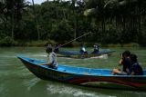 Pengunjung menyusuri sungai dengan perahu di Sungai Maron, Pringkuku, Pacitan, Jawa Timur, Selasa (22/3/2022). Wisata Sungai Maron yang banyak disebut menawarkan pemandangan sungai yang mirip dengan Sungai Amazon di Amerika Selatan itu merupakan salah satu destinasi wisata populer di Kabupaten Pacitan. ANTARA FOTO/Andreas Fitri Atmoko/foc.