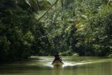 Pengunjung menyusuri sungai dengan perahu di Sungai Maron, Pringkuku, Pacitan, Jawa Timur, Selasa (22/3/2022). Wisata Sungai Maron yang banyak disebut menawarkan pemandangan sungai yang mirip dengan Sungai Amazon di Amerika Selatan itu merupakan salah satu destinasi wisata populer di Kabupaten Pacitan. ANTARA FOTO/Andreas Fitri Atmoko/foc.