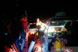 Basarnas Kendari evakuasi 12 penumpang kapal mati mesin di perairan Wakatobi