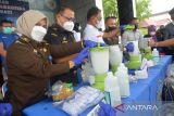 Sejumlah personel Badan Narkotika Nasional Provovinsi Aceh bersama Bea Cukai, Kejaksaan Tinggi dan Balai Besar Pengawas Obat dan Makanan memusnahkan barang bukti tindak kejahatan narkotika di Banda Aceh, Aceh, Kamis (24/3/2022)). BNN Provinsi Aceh memusnahkan narkotika jenis sabu sebanyak 14,3 kilogram dan batangan ganja kering  sebanyak 16,6 kilogram hasil penindakan di perairan kabupaten Aceh Timur dan Aceh Besar awal tahun 2022. ANTARA FOTO/Ampelsa