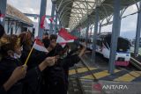 Pelajar melihat kereta api Inspeksi yang melewati jalur rel di Stasiun Garut, Garut, Jawa Barat, Kamis (24/3/2022). PT. Kereta Api Indonesia (Persero) melakukan reaktivasi jalur lintas Kereta Api Cibatu-Garut setelah sekitar 40 tahun tidak beroperasi guna meningkatkan konektivitas antar daerah dengan moda transportasi kereta api. ANTARA FOTO/Novrian Arbi/agr