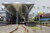 Warga melihat kereta api Inspeksi yang melintasi jalur rel di Stasiun Garut, Garut, Jawa Barat, Kamis (24/3/2022). PT. Kereta Api Indonesia (Persero) melakukan reaktivasi jalur lintas Kereta Api Cibatu-Garut setelah sekitar 40 tahun tidak beroperasi guna meningkatkan konektivitas antar daerah dengan moda transportasi kereta api. ANTARA FOTO/Novrian Arbi/agr