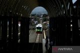 Kereta Api Istimewa melintasi jalur rel saat yang memasuki Stasiun Garut, Garut, Jawa Barat, Kamis (24/3/2022). PT. Kereta Api Indonesia (Persero) melakukan reaktivasi jalur lintas Kereta Api Cibatu-Garut setelah sekitar 40 tahun tidak beroperasi guna meningkatkan konektivitas antar daerah dengan moda transportasi kereta api. ANTARA FOTO/Novrian Arbi/agr