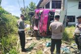 Bus bawa 25 mahasiswa UNP mengalami kecelakaan di Agam