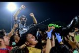 Pemain dan ofisial Bali United mengangkat pelatih Stefano Cugurra usai pertandingan Liga 1 melawan Persebaya Surabaya di Stadion I Gusti Ngurah Rai, Denpasar, Bali, Jumat (25/3/2022). Bali United memastikan diri menjadi juara Liga 1 2021/2022. ANTARA FOTO/Fikri Yusuf/nym.