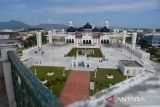 Pekerja memotong rumput di halaman Masjid Raya Baiturrahman, Banda Aceh, Aceh, Sabtu (26/3/2022). Kantor Wilayah Kementerian Agama Aceh mengimbau pengurus masjid dan musala menyesuaikan waktu ibadah shalat yang berlaku secara lokal di masing masing kabupaten/kota provinsi Aceh untuk keseragaman beribadah selama bulan suci Ramadhan 1443 Hijriah. ANTARA FOTO/Ampelsa