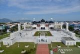 Pekerja memotong rumput di halaman Masjid Raya Baiturrahman, Banda Aceh, Aceh, Sabtu (26/3/2022). Kantor Wilayah Kementerian Agama Aceh mengimbau pengurus masjid dan musala menyesuaikan waktu ibadah shalat yang berlaku secara lokal di masing masing kabupaten/kota provinsi Aceh untuk keseragaman beribadah selama bulan suci Ramadhan 1443 Hijriah. ANTARA FOTO/Ampelsa