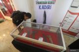 Pengunjung mengamati keris kuno pada pameran keris era kerajaan Kadiri di Kabupaten Kediri, Jawa Timur, Jumat (25/3/2022). Pameran yang menampilkan sedikitnya dua puluh keris peninggalan era kerajaan Kadiri tersebut guna memperingati hari jadi ke-1218 Kabupaten Kediri. Antara Jatim/Prasetia Fauzani/zk