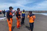 Basarnas melakukan pencarian dua wisatawan terseret ombak di Pantai Glagah