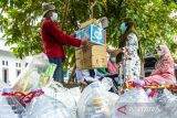 Warga menimbang sampah anorganik di Bank Sampah Wibisana Nusantara, Telukjambe Timur, Karawang, Jawa Barat, Sabtu (26/3/2022). Pemerintah Provinsi Jawa Barat berupaya menangani lebih dari 24 ribu ton sampah setiap hari antara lain dengan meningkatkan peran bank sampah dan menggerakkan warga untuk mengelola sampah agar dapat memberikan manfaat ekonomi, sumber daya, dan lingkungan yang lebih sehat. ANTARA FOTO/M Ibnu Chazar/agr