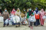 Warga membawa sampah anorganik untuk ditimbang di Bank Sampah Wibisana Nusantara, Telukjambe Timur, Karawang, Jawa Barat, Sabtu (26/3/2022). Pemerintah Provinsi Jawa Barat berupaya menangani lebih dari 24 ribu ton sampah setiap hari antara lain dengan meningkatkan peran bank sampah dan menggerakkan warga untuk mengelola sampah agar dapat memberikan manfaat ekonomi, sumber daya, dan lingkungan yang lebih sehat. ANTARA FOTO/M Ibnu Chazar/agr