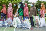 Warga membawa sampah anorganik mengantre untuk menimbang sampah di Bank Sampah Wibisana Nusantara, Telukjambe Timur, Karawang, Jawa Barat, Sabtu (26/3/2022). Pemerintah Provinsi Jawa Barat berupaya menangani lebih dari 24 ribu ton sampah setiap hari antara lain dengan meningkatkan peran bank sampah dan menggerakkan warga untuk mengelola sampah agar dapat memberikan manfaat ekonomi, sumber daya, dan lingkungan yang lebih sehat. ANTARA FOTO/M Ibnu Chazar/agr