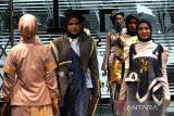 Model memeragakan busana islami pada Islamic Fashion Festival 2022 di Banda Aceh, Aceh, Minggu (27/3/2022). Festival yang merupakan agenda tahunan Dinas Kebudayaan dan Pariwisata Aceh itu bertujuan untuk mendukung perkembangan industri fesyen dengan memberikan kesempatan kepada desainer dan model lokal dalam memamerkan karyanya sekaligus sebagai upaya mendongrak industri fesyen Aceh dalam memulihkan perekonomian selama pandemi COVID-19. ANTARA Aceh/Syifa Yulinnas