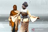 Model memeragakan busana islami pada Islamic Fashion Festival 2022 di Banda Aceh, Aceh, Minggu (27/3/2022). Festival yang merupakan agenda tahunan Dinas Kebudayaan dan Pariwisata Aceh itu bertujuan untuk mendukung perkembangan industri fesyen dengan memberikan kesempatan kepada desainer dan model lokal dalam memamerkan karyanya sekaligus sebagai upaya mendongrak industri fesyen Aceh dalam memulihkan perekonomian selama pandemi COVID-19. ANTARA Aceh/Syifa Yulinnas