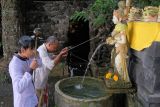 Umat Hindu melakukan ritual pembersihan diri dalam Tradisi Banyu Pinaruh di Pura Campuhan Windhu Segara, Denpasar, Bali, Minggu (27/3/2022). Tradisi tersebut merupakan upacara yang dilakukan sehari setelah Hari Raya Saraswati untuk pembersihan dan kesucian diri guna memusnahkan sifat buruk yang melekat pada tubuh manusia. ANTARA FOTO/Nyoman Hendra Wibowo/nym.