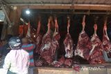 Pengunjung berbelanja daging sapi di pasar induk Lambaro, Kabupaten Aceh Besar, Aceh, Senin (28/3/2022). Para pedagang di pasar tradisional itu menyatakan, harga daging sapi menjelang bulan Ramadhan 1443 Hijriah  mengalami kenaikan dari Rp140.000 menjadi Rp150.000 per kilogram. ANTARA FOTO/Ampelsa