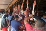 Pengunjung berbelanja daging sapi di pasar induk Lambaro, Kabupaten Aceh Besar, Aceh, Senin (28/3/2022). Para pedagang di pasar tradisional itu menyatakan, harga daging sapi menjelang bulan Ramadhan 1443 Hijriah  mengalami kenaikan dari Rp140.000 menjadi Rp150.000 per kilogram. ANTARA FOTO/Ampelsa