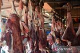 Pedagang berjualan daging sapi di pasar induk Lambaro, Kabupaten Aceh Besar, Aceh, Senin (28/3/2022). Para pedagang di pasar tradisional itu menyatakan, harga daging sapi menjelang bulan Ramadhan 1443 Hijriah  mengalami kenaikan dari Rp140.000 menjadi Rp150.000 per kilogram. ANTARA FOTO/Ampelsa