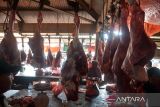 Pengunjung berbelanja daging sapi di pasar induk Lambaro, Kabupaten Aceh Besar, Aceh, Senin (28/3/2022). Para pedagang di pasar tradisional itu menyatakan, harga daging sapi menjelang bulan Ramadhan 1443 Hijriah  mengalami kenaikan dari Rp140.000 menjadi Rp150.000 per kilogram. ANTARA FOTO/Ampelsa