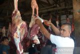 Pedagang berjualan daging sapi di pasar induk Lambaro, Kabupaten Aceh Besar, Aceh, Senin (28/3/2022). Para pedagang di pasar tradisional itu menyatakan, harga daging sapi menjelang bulan Ramadhan 1443 Hijriah  mengalami kenaikan dari Rp140.000 menjadi Rp150.000 per kilogram. ANTARA FOTO/Ampelsa