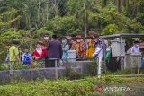 Ketua umum Yayasan Adaro Bangun Negeri Okty Damayanti (tengah) meninjau kolam budidaya ikan saat acara pesta panen ikan nila di Pondok Pesantren Al Islam Desa Kambitin, Kabupaten Tabalong, Kalimantan Selatan, Senin (28/3/2022). Yayasan Adaro Bangun Negeri melalui Program Adaro Santri Sejahtera (PASS) berkerjasama dengan Universitas Lambung Mangkurat dengan skema matching fund tersebut untuk menumbuhkan entrepreneur baru khususnya sektor industri mikro kecil menengah. Foto Antaranews Kalsel/Bayu Pratama S.