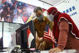 Wakil Kepala Humas Konsulat Jenderal Amerika Serikat di Surabaya Adam Dreyfuss (kiri) melihat film dokumenter bersama Direktur America Corner Universitas Muhammadiyah Malang (UMM) Ria Asih (kanan) dalam Pelatihan dan Lokakarya Film Dokumenter di Perpustakaan UMM, Malang, Jawa Timur, Senin  (28/3/2022). Kegiatan untuk memperingati Bulan Sejarah Perempuan tersebut diadakan selama tiga hari dengan tujuan memperkenalkan konsep dasar pengembangan cerita dan pembuatan film dokumenter kepada mahasiswa. Antara Jatim/Ari Bowo Sucipto/zk