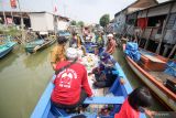 Nelayan berangkat ke tengah laut untuk mengikuti acara petik laut kawasan Sedati, Sidoarjo, Jawa Timur, Senin (28/3/2022). Tradisi yang digelar masyarakat pesisir Sidoarjo tersebut, sebagai ungkapan rasa syukur para nelayan atas hasil tangkapan ikan yang melimpah, serta memohon keselamatan agar terhindar dari bahaya saat berlayar mengarungi lautan. Antara Jatim/Umarul Faruq/zk