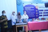 Ketua PKM FFUP apt. Andri Prasetyo, M.Farm ketika memberikan pelatihan pembuatan sabun transparan kepada santri Pesantren Al-Amien Tangerang Selatan. (Foto; ANTARA/Humas UP)