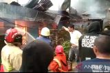 Polisi menduga tiga warga Makassar bakar rumahnya sendiri yang disita bank
